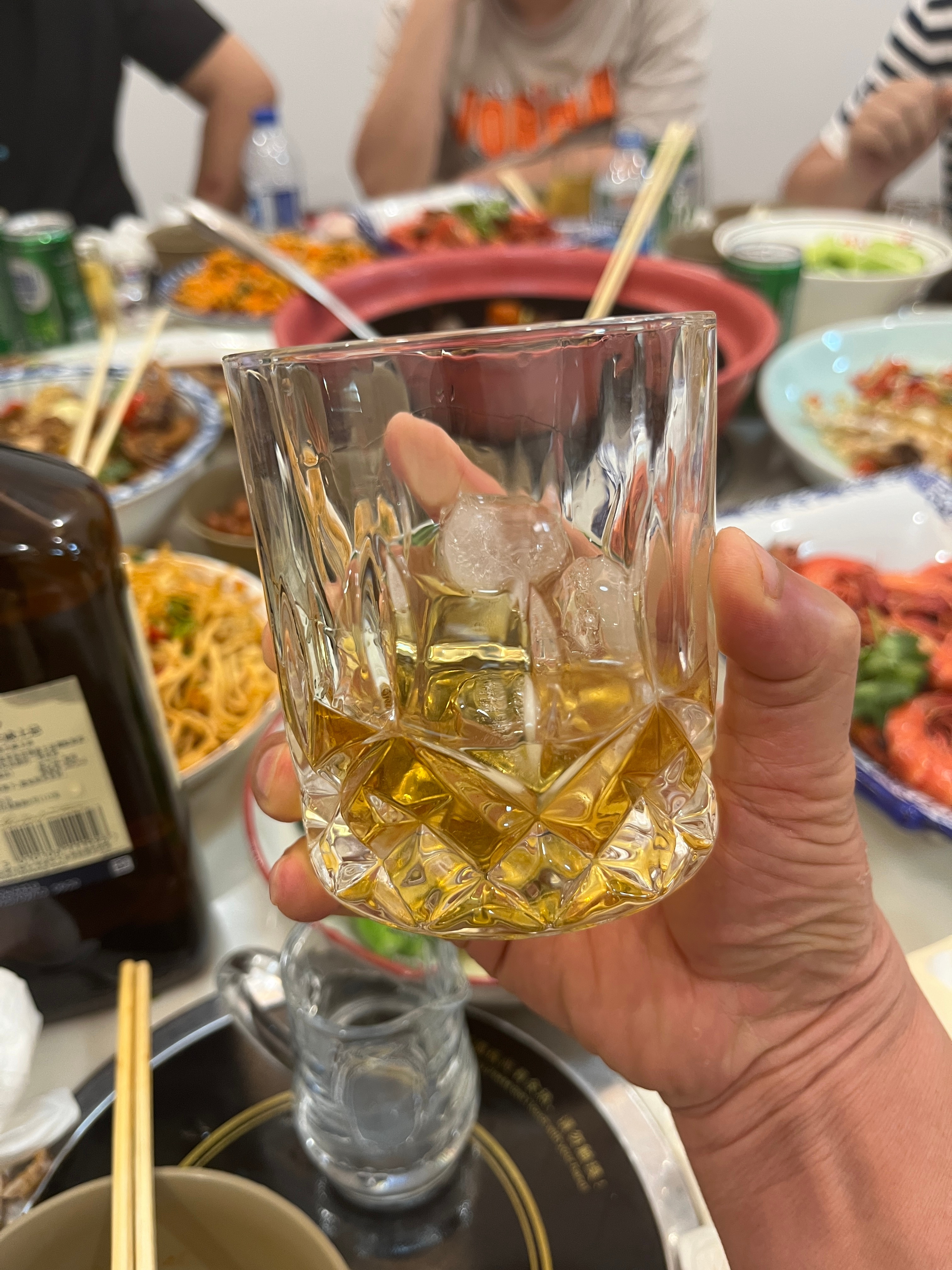李白坐船刚要走，忽闻汪伦岸上吼。你的杯中还有酒，谁不喝完谁小狗。李白听闻回头瞅，