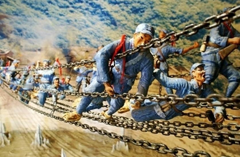 红军长征中不怕牺牲的“硬骨头”精神，正是中华民族挺立不屈的脊梁！

在漫漫两万五