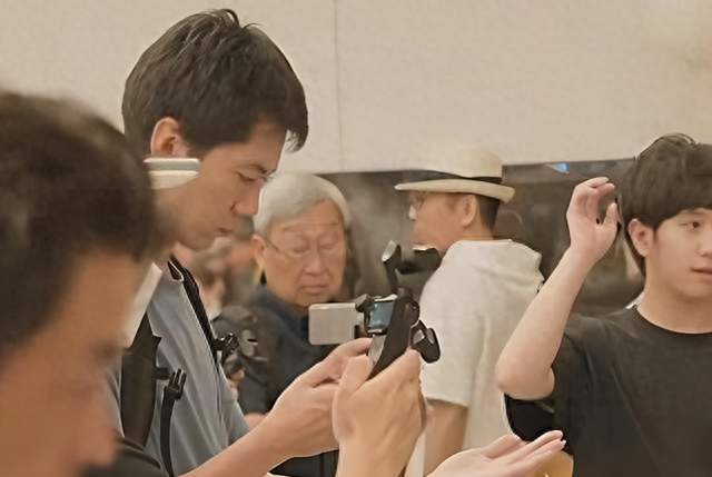 在日本的朋友很奇怪：从来没想到，日本人竟会在排队买中国的相机