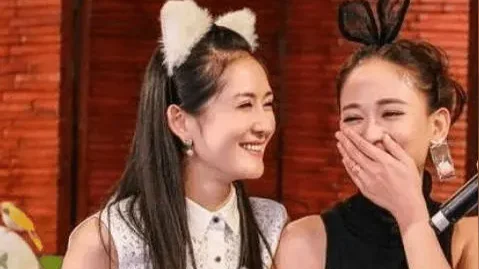 《谢娜回应缺席陈乔恩婚礼》 近日，谢娜在节目中回应了缺席陈乔恩婚礼的原...