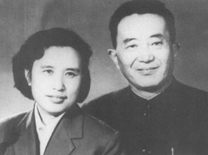 1978年，罗瑞卿乘机前往德国，为何途中不顾反对，非要换个座位？
1978年6月