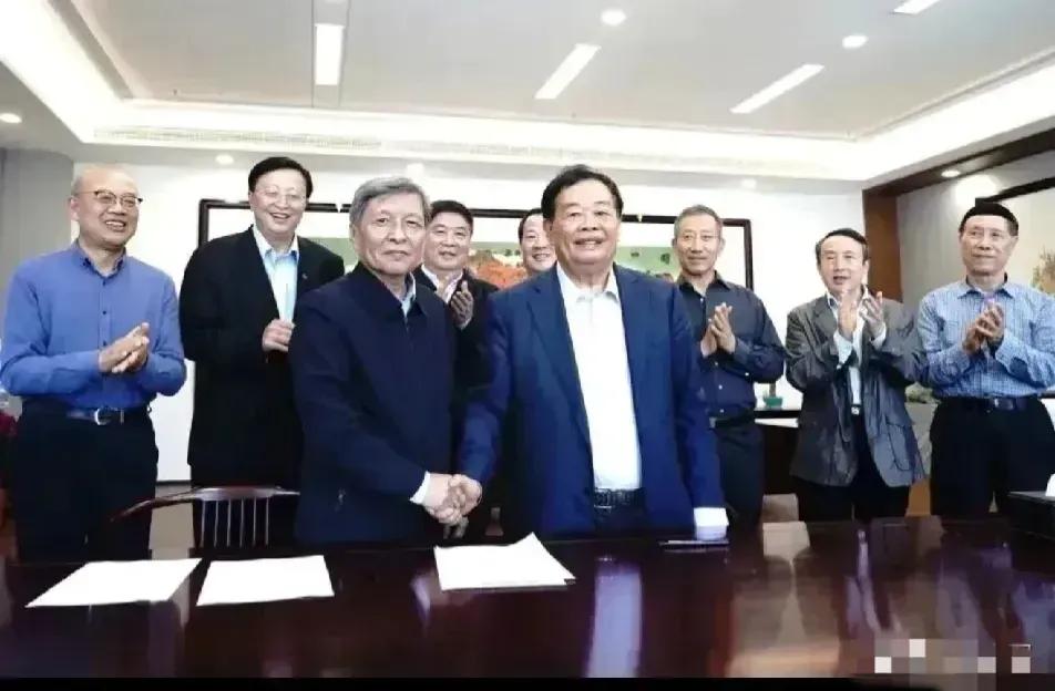 福耀科技大学icon第一批吃螃蟹的50人全部到位，他们将获得5样东西：
1、6个