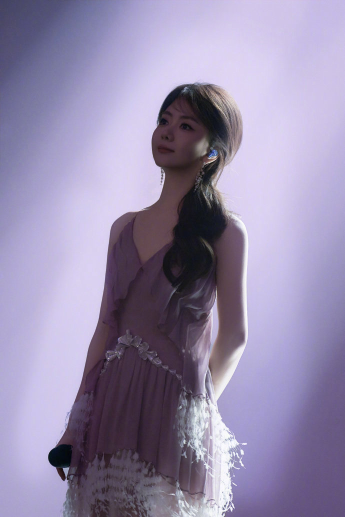 谭松韵DearD舞台直拍谭松韵音综初舞台直拍 谭松韵演唱《Dear D》时，那细