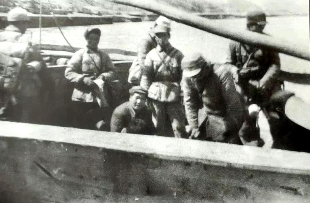 转战陕北期间，教员两次主动要求照相。1947年5月4日，蟠龙战役歼敌6700多人