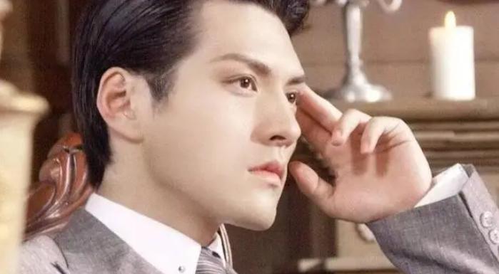 2000年，21岁的严屹宽被上海一个富婆看上，富婆提出用1个亿包养他，日后不用努