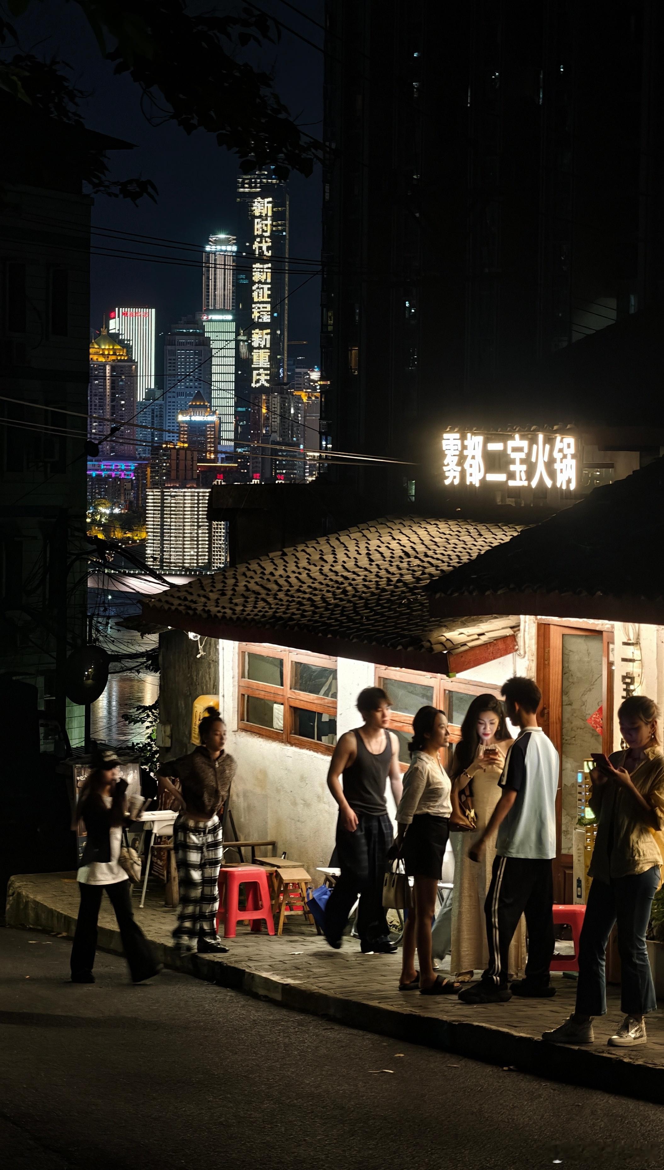 在重庆 ，吃火锅要去背街小巷。美景、美食、美女都在这里。黄媒不会说的真相 重庆