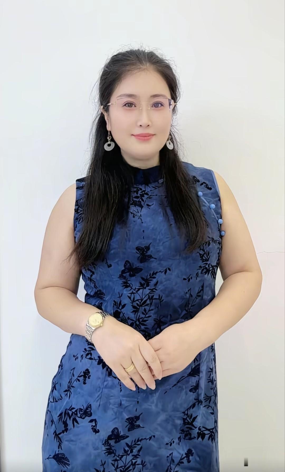 这是我的岳母，也是我唯一最害怕的女人。在家里我不怕我的父母，甚至和媳妇也敢顶嘴，