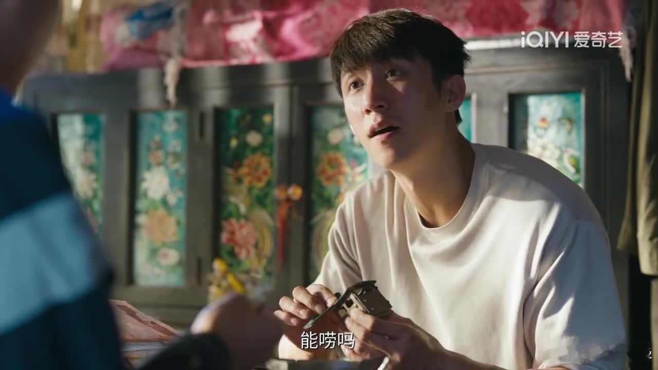 电视剧岁月有情时黄景瑜张小满 第13集，截图有点失色，小满家这个位子光撒下来的时