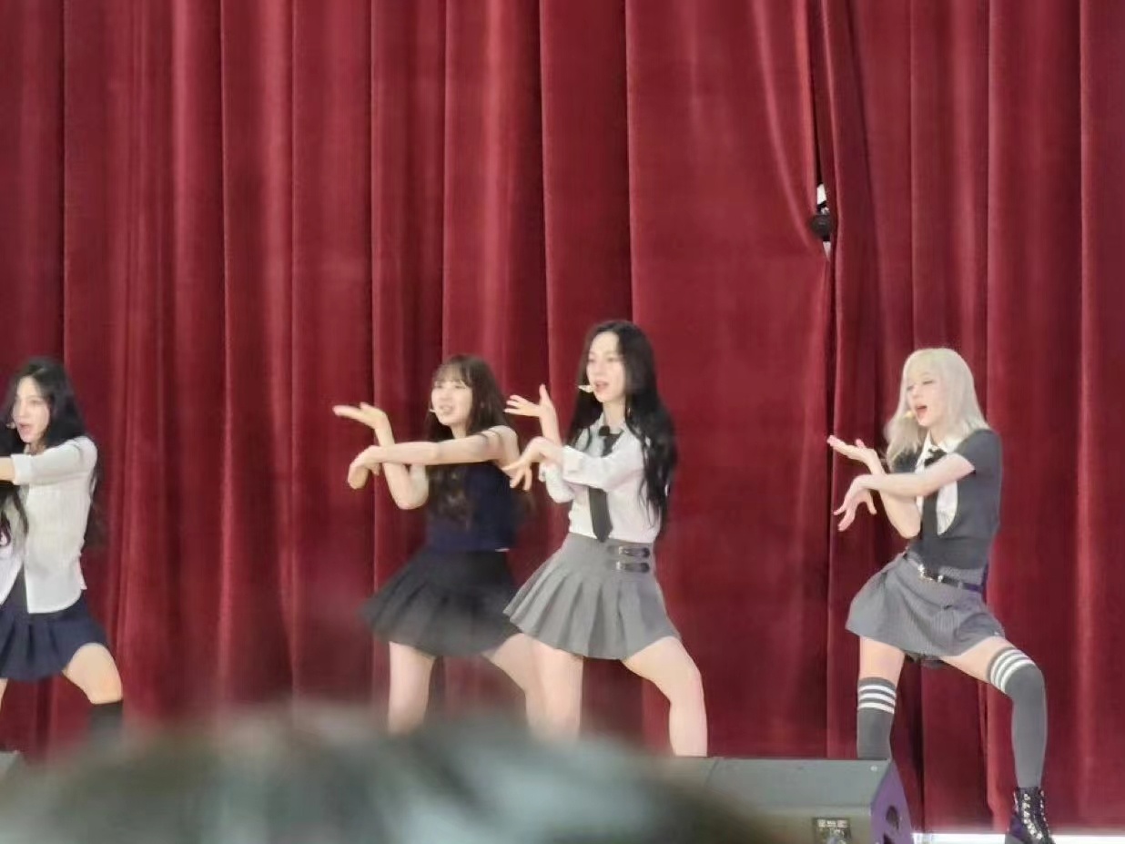 #校园突击的aespa##aespa实时校园表演#aespa实时校园表演，[色]