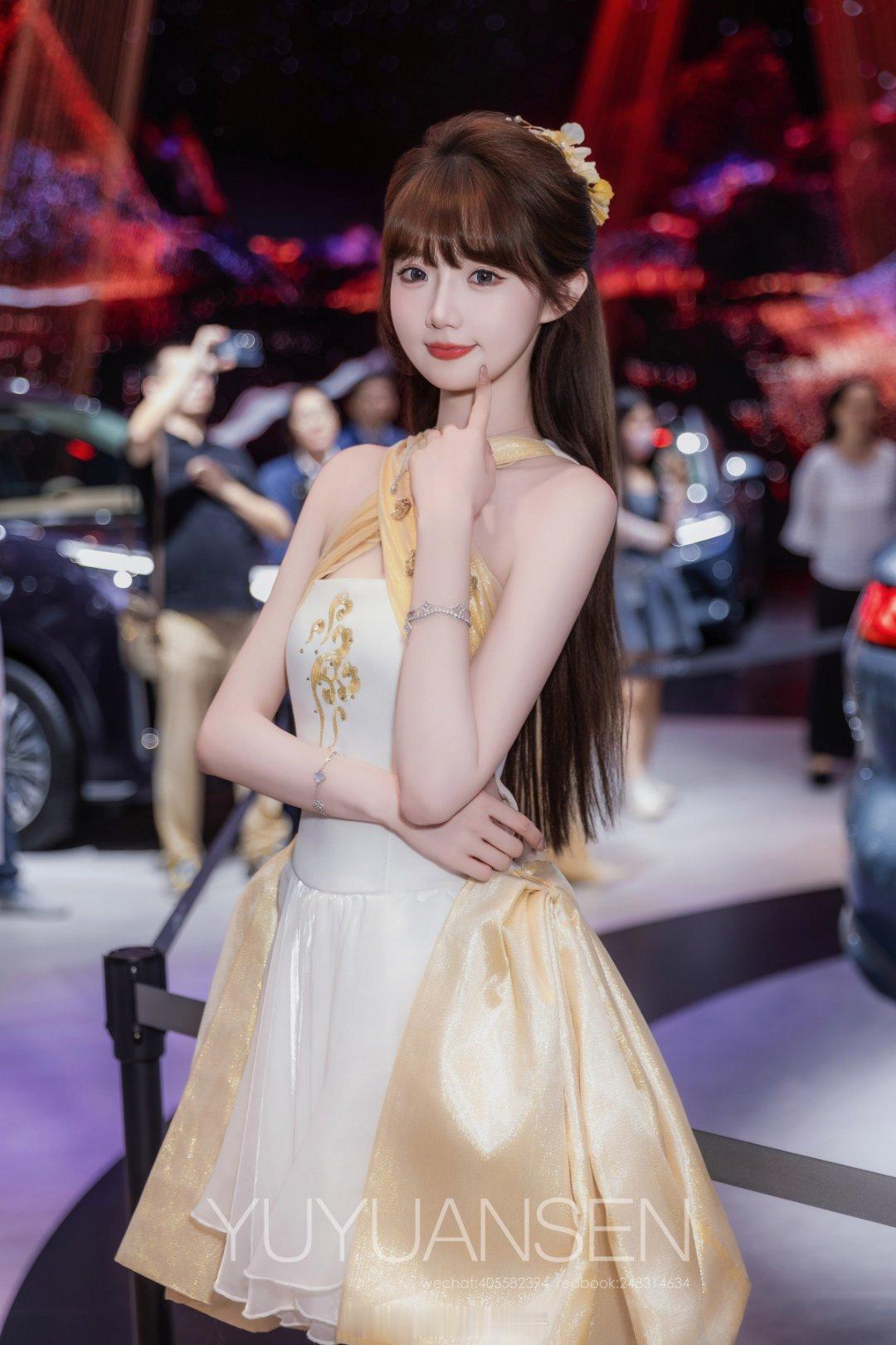 广州约拍[超话]宅男女神[超话]粤港澳大湾区深圳车展  模特：美女如云[超话]车