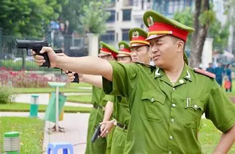 越南公安使用的捷克新型CZ75 P07手枪，也是一把好枪