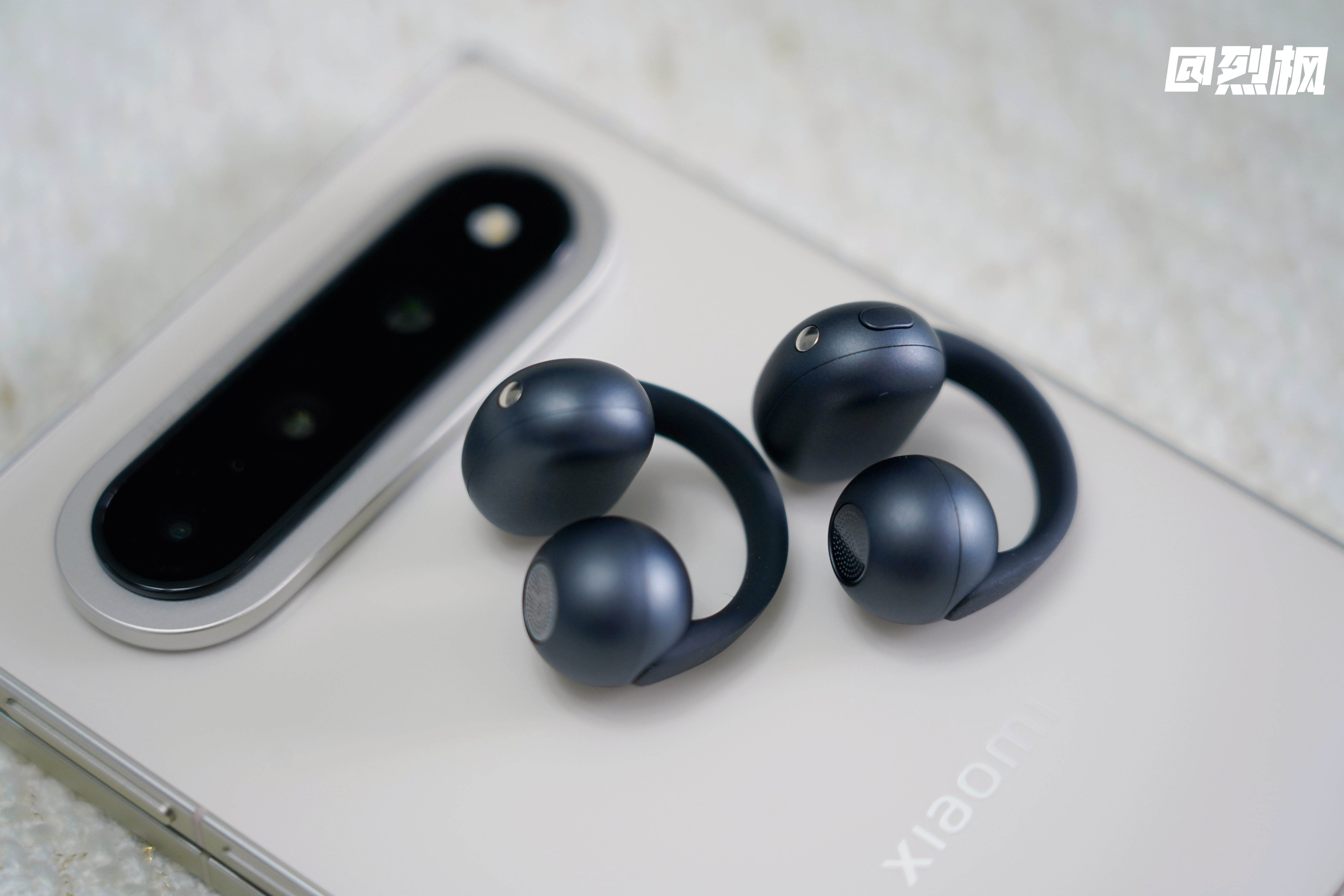 REDMI首款耳夹式耳机来了，已开启预购，本月底同K100一起发布。REDMI 