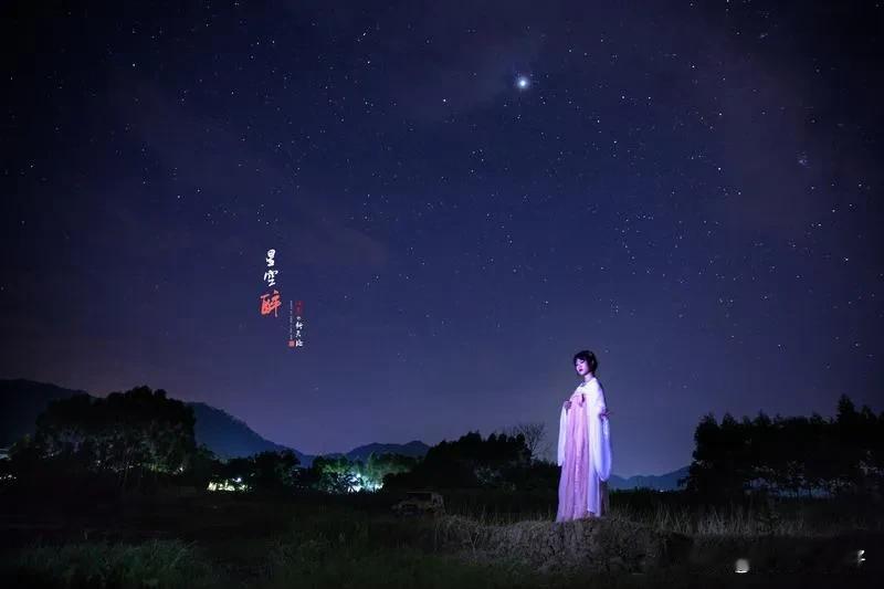 《七律    相思星雨种红豆》
相思星雨种红豆，别恨幽情付素笺。
昔者离人伤折柳