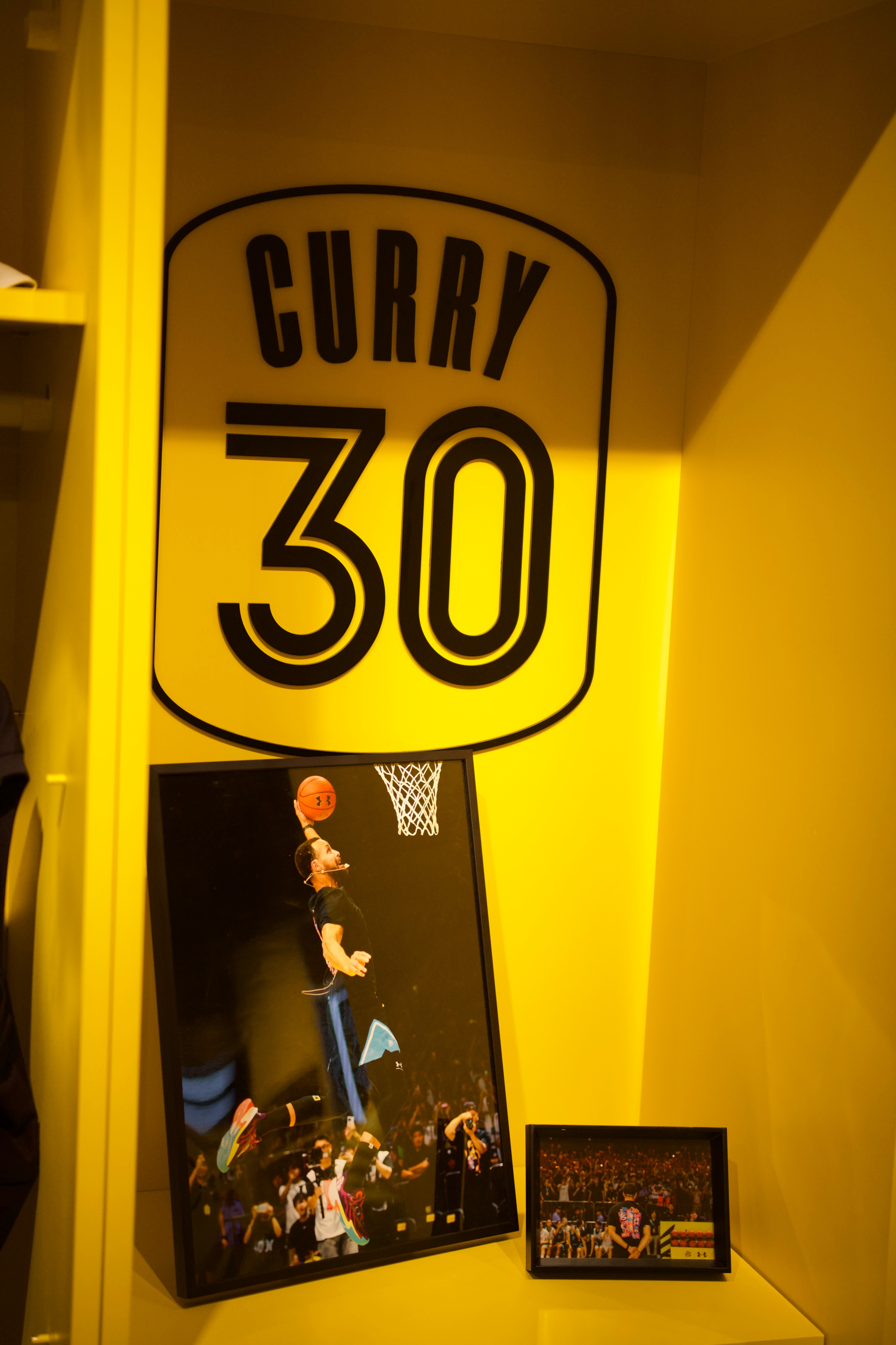 Curry Brand的Logo最后还是会归库里今年的新联名已经在路上了图二是C