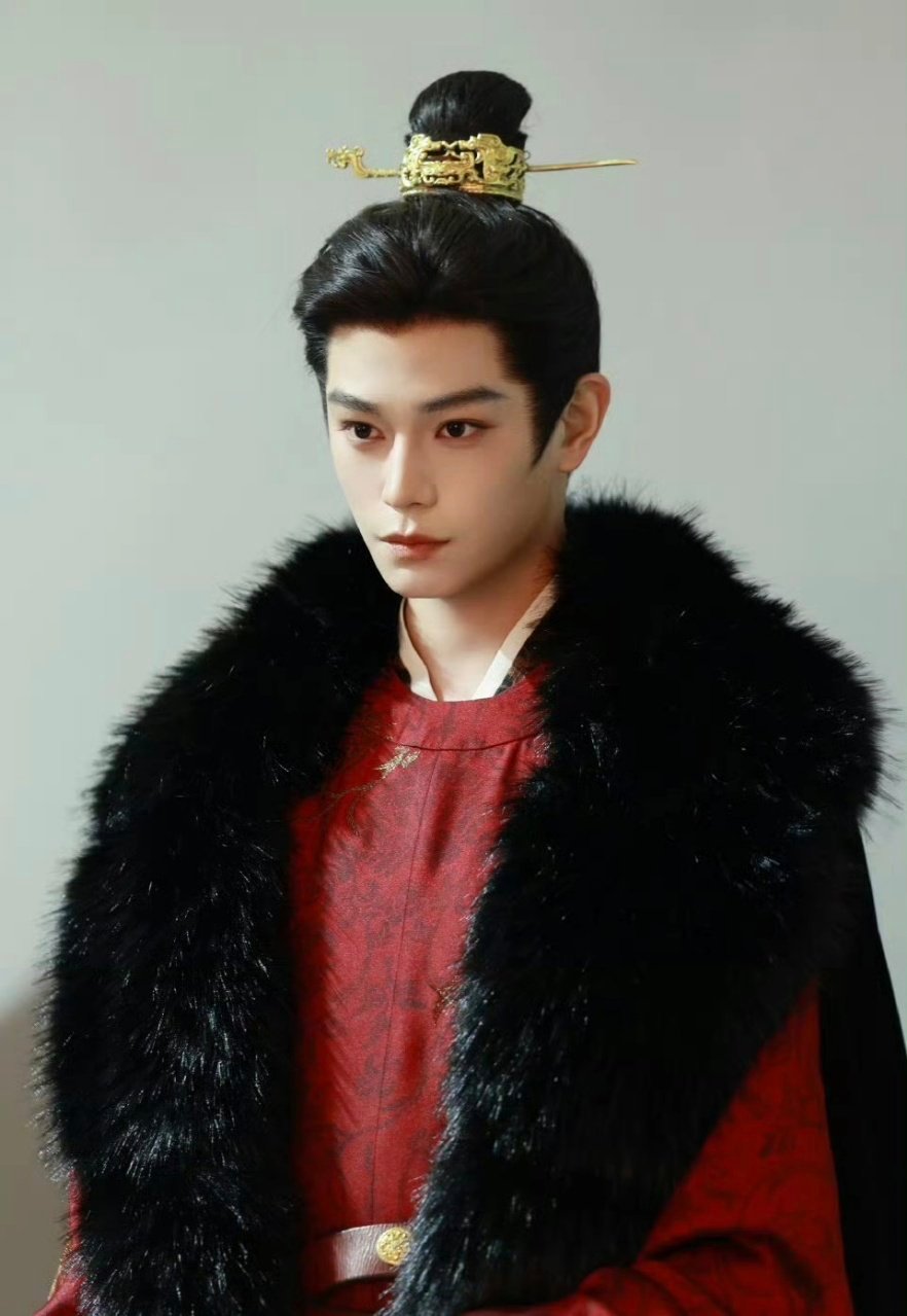 丁禹兮司宫令权谋人设司宫令丁禹兮饰演的赵皑，表面洒脱不羁，内里暗藏锋芒，眼神戏层