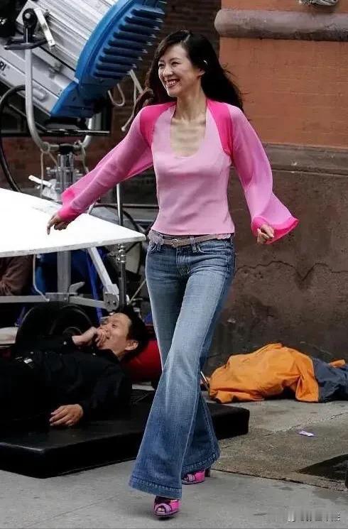 2005年6月16日，26岁的章子怡在纽约街头拍摄美宝莲广告，章子怡是美宝莲第一