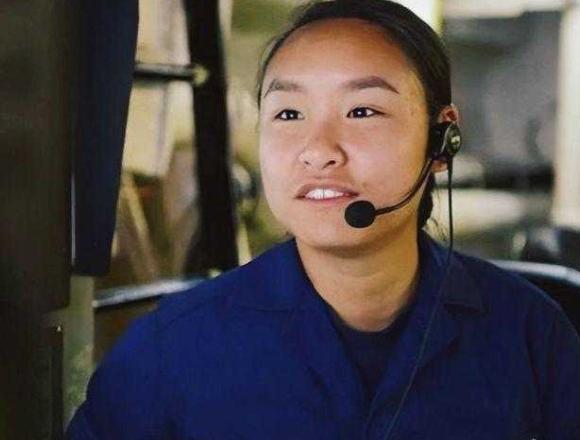7年前，华人女兵郑浩儿在美舰上，用中文警告中国海军，后来怎么了

郑浩儿这个名字
