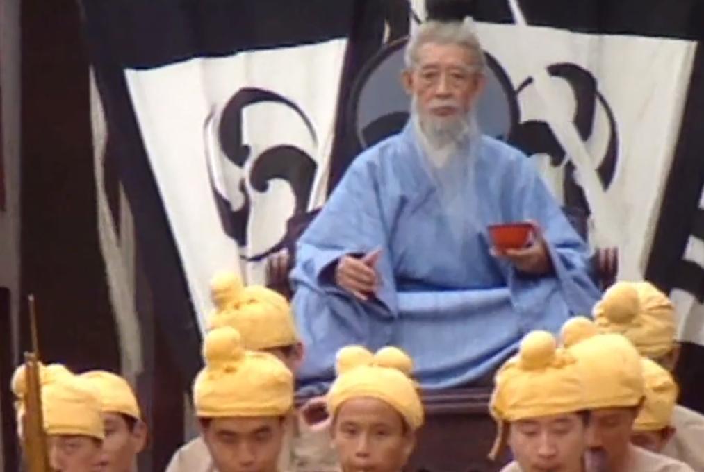 中国人为什么要在清明扫墓呢？
    这是因为冬去春来，草木萌生，人们到先人的坟