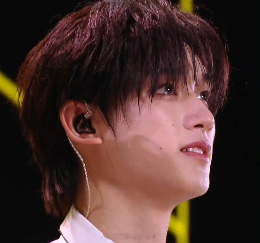 #丁程鑫提敖子逸# 丁程鑫在时代少年团的演唱会上提到了敖子逸，他说虽然有很多话不