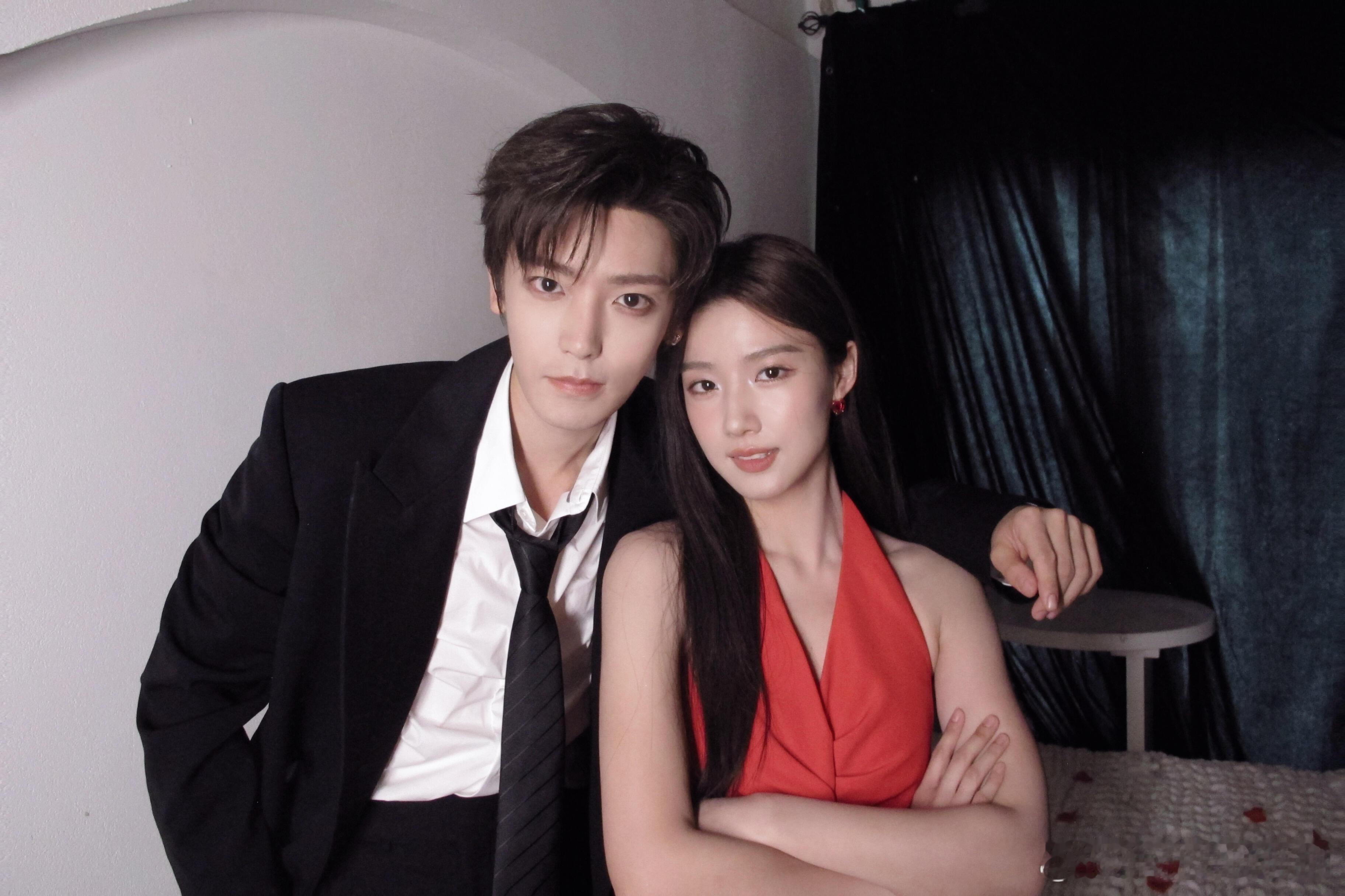 侯明昊卢昱晓合照 谁的爸爸妈妈？ ​​​