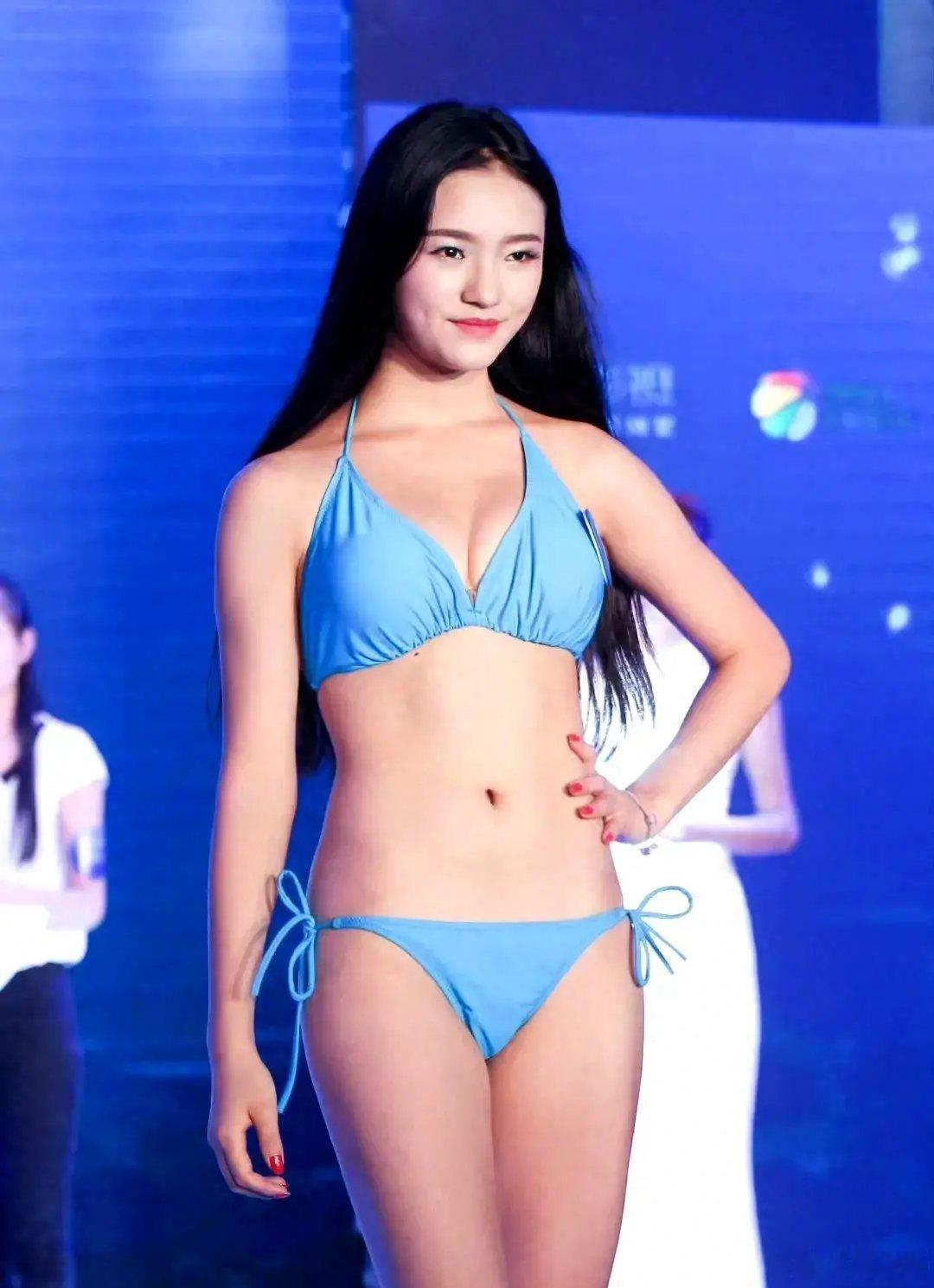 林允出道时泳装走秀，生图都这么美，难怪这么火， ​​​