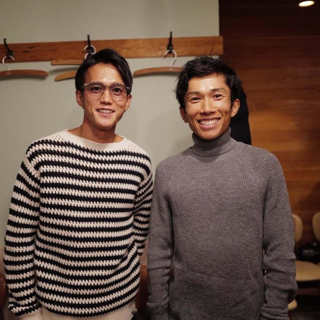 两位日本马拉松纪录创造者，现在的“体制外选手”，大迫杰和铃木健吾。大迫杰 马拉松