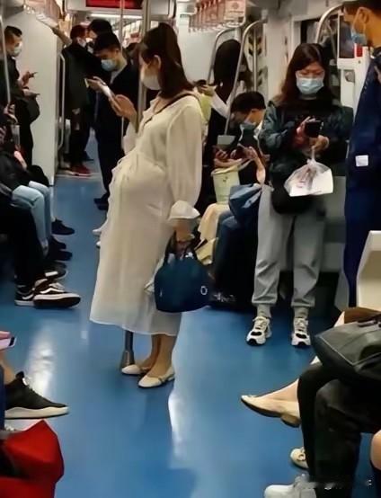 昨天上海9号线地铁上，一个孕妇站着五站无人让座，她突然蹲下众人以为要生了，谁知一