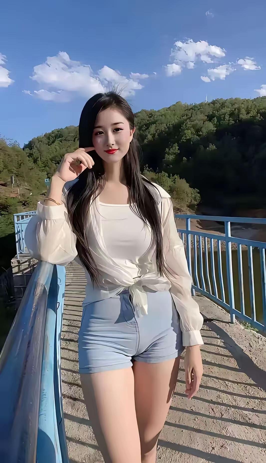 夏日清新穿搭，漫步在绿意盎然的桥上，感受自然的美好。