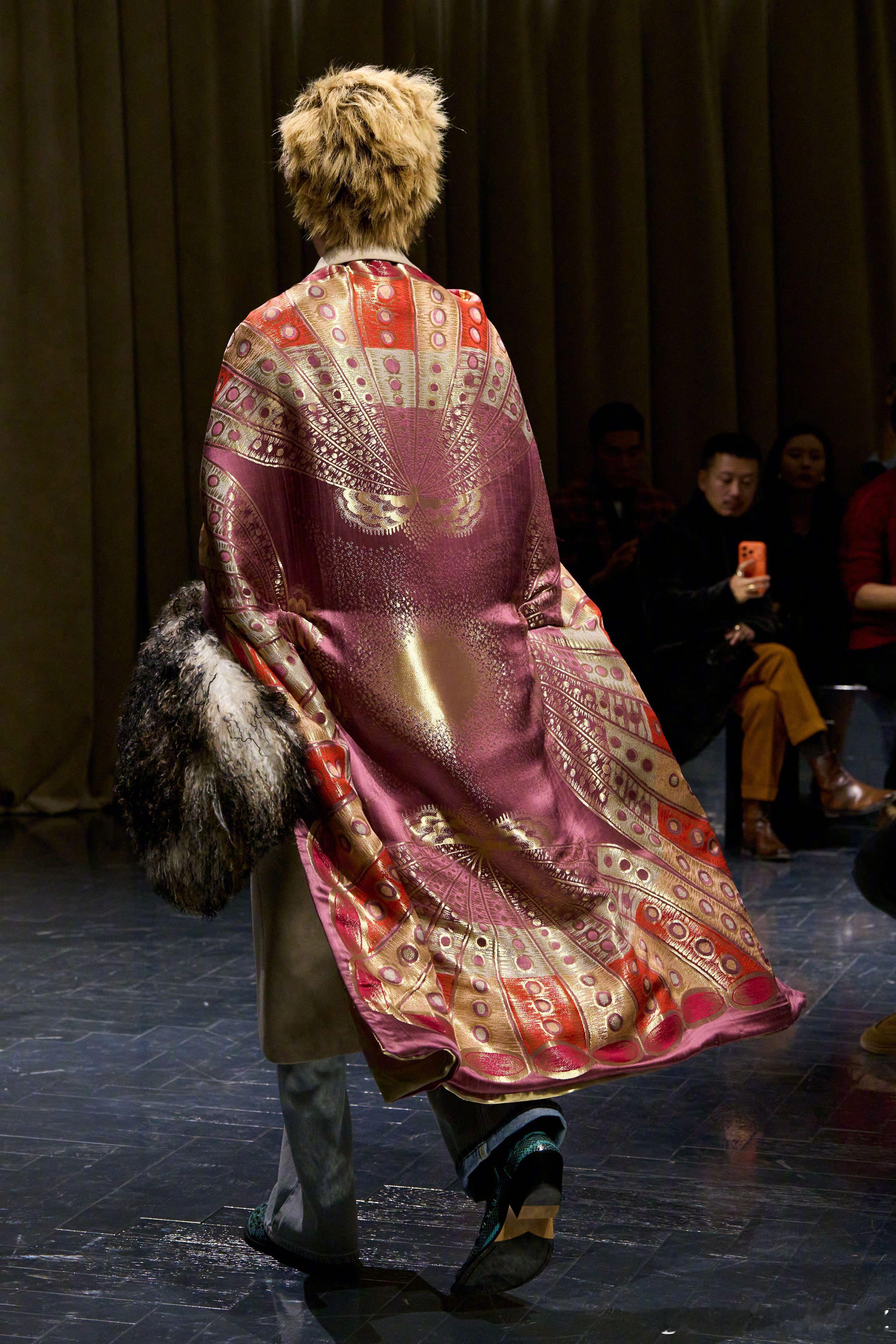 Anya Taylor-Joy 出发前往 Dior 2026 春夏高订大秀，礼服