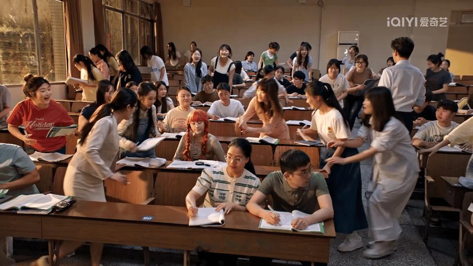 关晓彤王子奇新剧白天不熟晚上拥抱 齐时打工被坑、生病被嫌弃的委屈，全在曹信那个拥