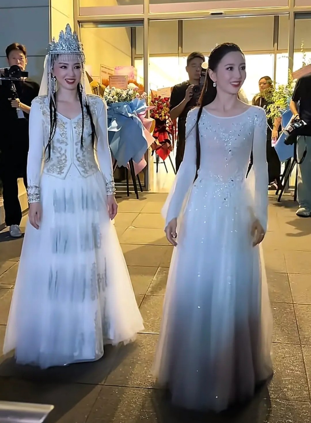 董璇和佟丽娅长得也太像了吧？不说还以为是双胞胎姐妹呢 
