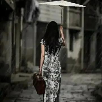 《手捻沧桑酒一壶》
细雨绵绵描画图，疏烟袅袅寄鸿书。
断桥老柳愁无语，深巷苍苔隐