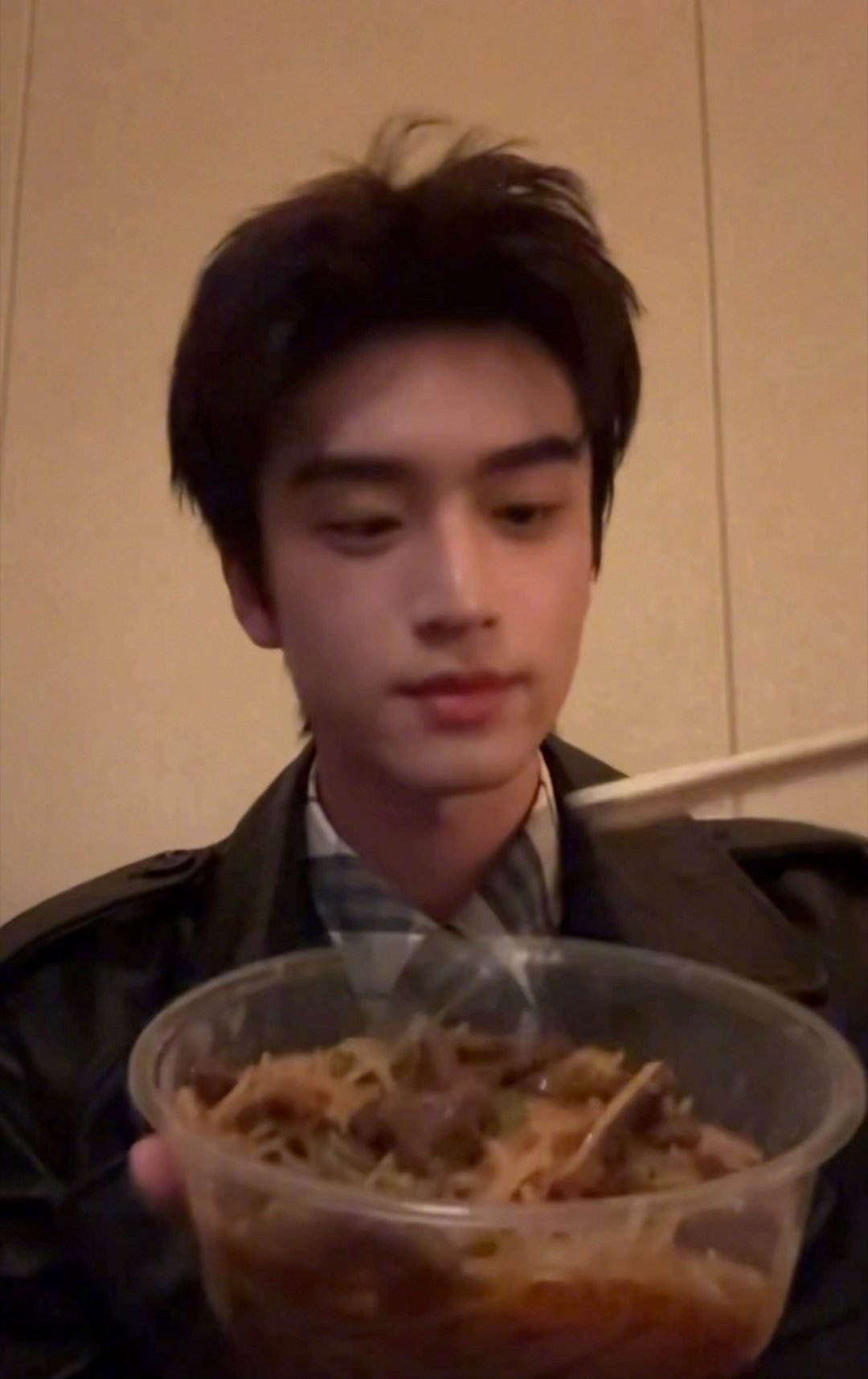 此男反差极了，晚宴贵公子喝香槟，下班男大啃鸭锁骨？更正:帅哥是被比萨辣到了！张康