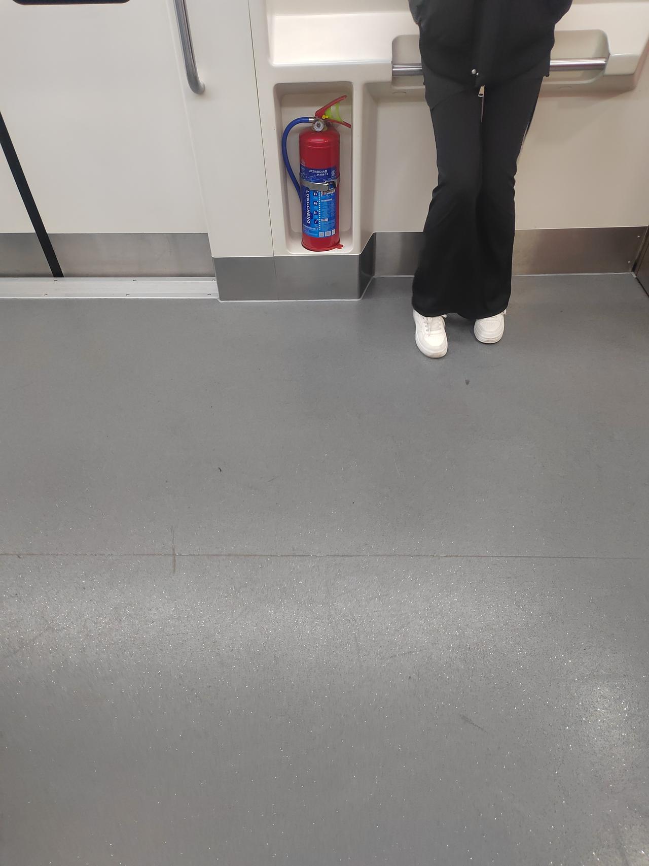 我发现有些个人就是脑袋缺根弦，人家要从地铁出来，你偏偏在门口堵着，不从两侧进入，