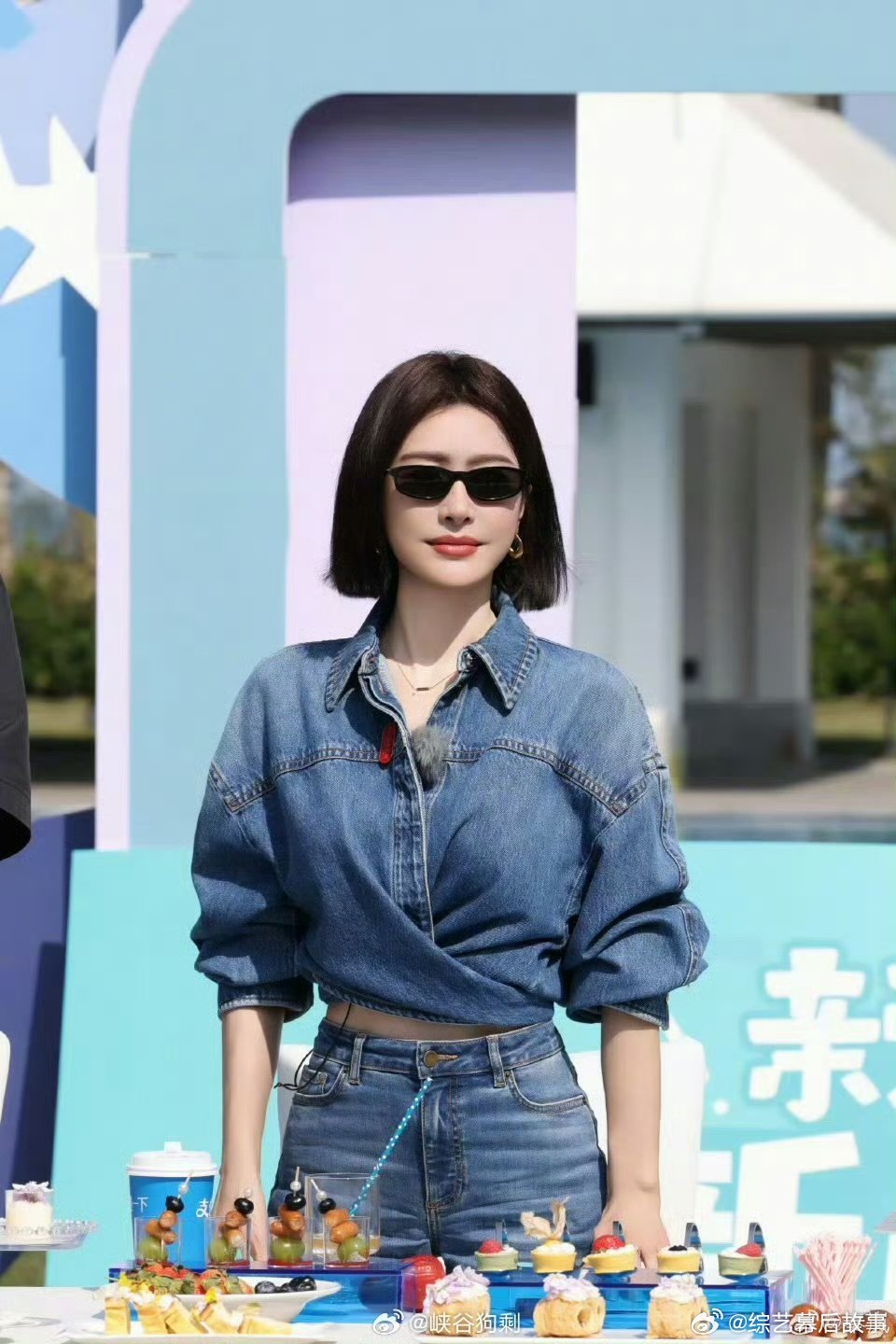 秦岚我的理想型职场搭子亲爱的客栈 认真干活又会照顾大家情绪，秦岚真的太圈粉了！ 