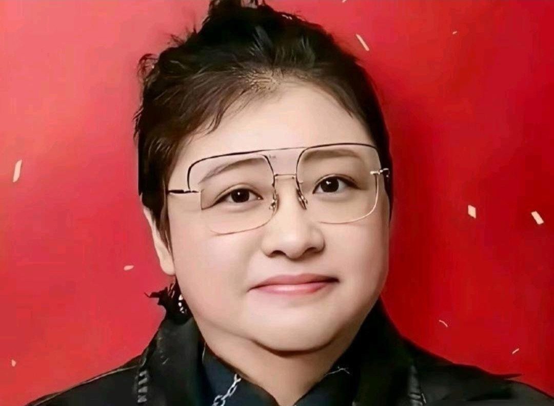 韩红说她以前是校花，我本来不相信。结果看到她18岁穿军装的照片，真是对不起，是我