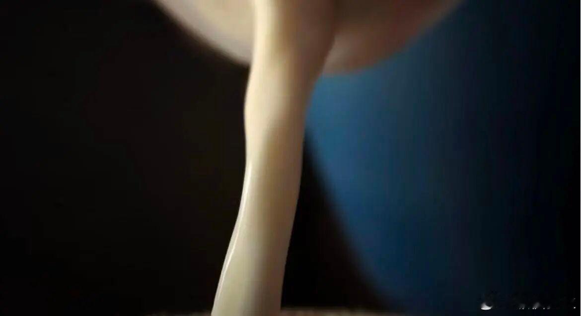 【一瓶牛奶，凭什么敢谈文明？特仑苏20年的"文化造反"】当高端牛奶市场集体陷入"