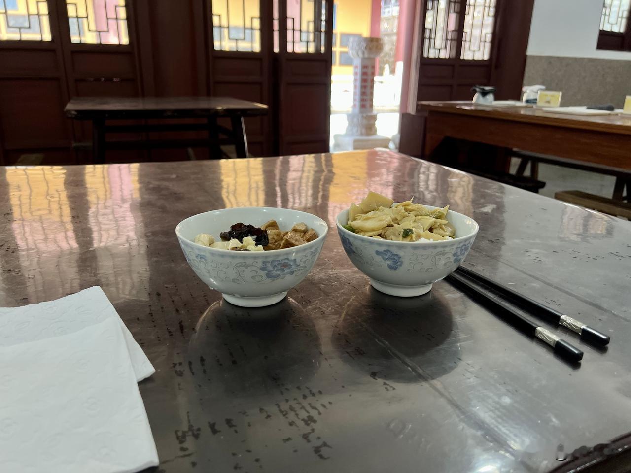 今天中午途经宜兴磬山崇恩禅寺，蒙常住慈悲留食，受供一餐素斋。饭后于寺中树荫下静坐