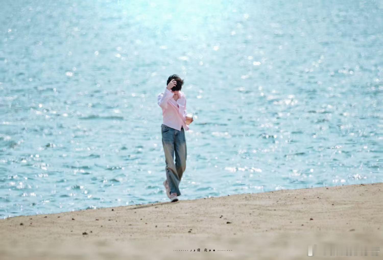 陈奕恒夏日海边氛围感 阳光、沙滩、少年，陈奕恒完美诠释夏日限定美好，清冷又温柔太