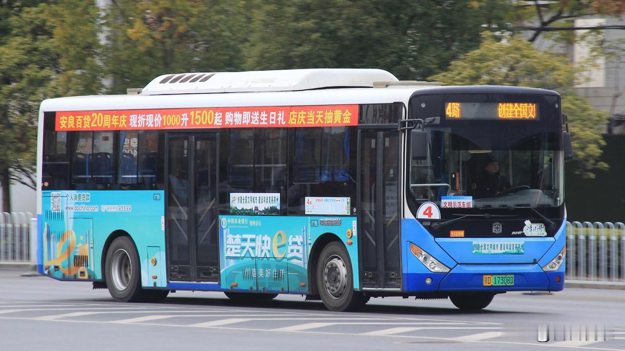 今天坐荆州公交车，车载喇叭反复通知，老年公交卡年审开始，办卡人要去指定网点办理。