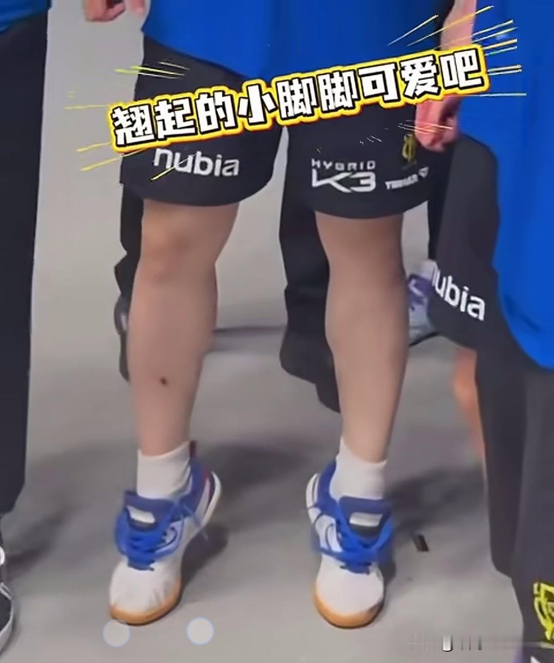 东哥这张照片好可爱！
樊振东在萨尔布吕肯俱乐部时，每一场胜利，运动员，教练员站在