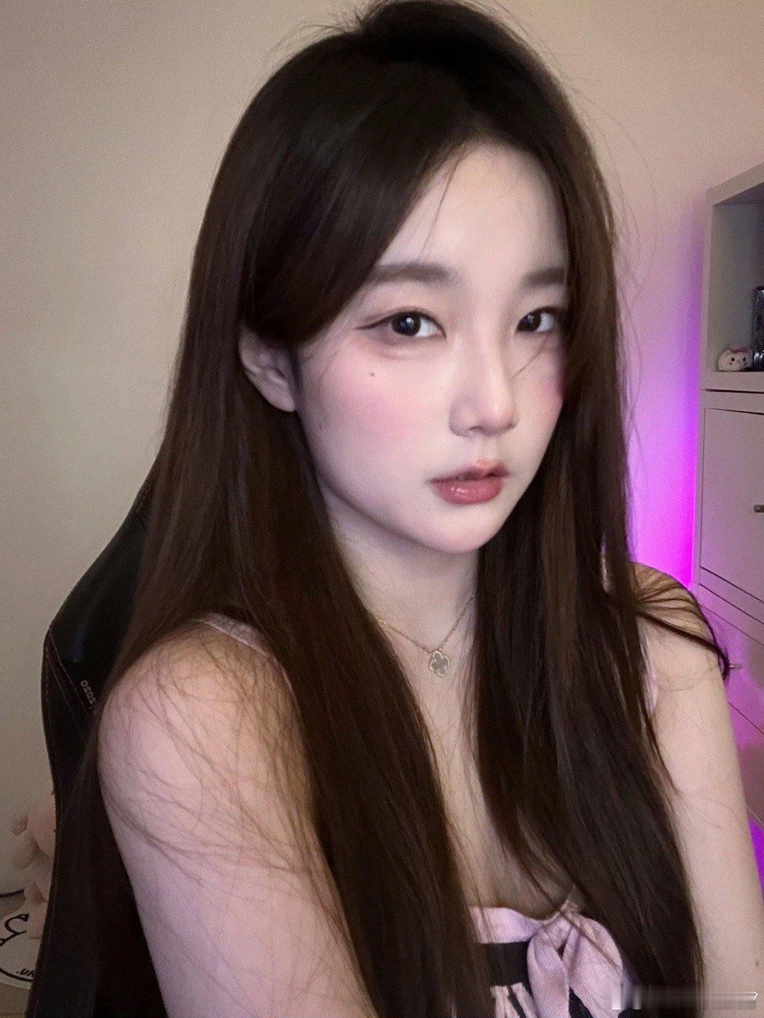 就说想不想吧xdm，反正我挺想！[舔屏][舔屏]前LPL解说Kitty晒自拍照配