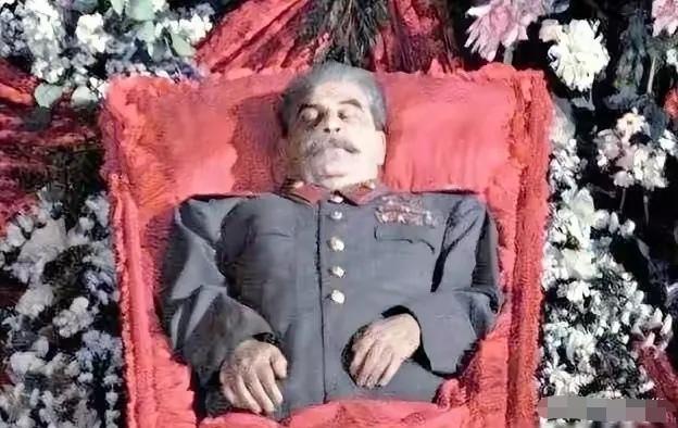 1961年，斯大林坟墓被挖开，军官们将其从水晶棺中抬了出来，亲手剪掉他军服上所有