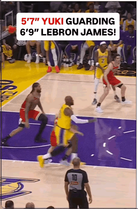 詹姆斯到底还是老了。
在篮底卡位时，被1米7的河村勇辉卡在身后，并且一直背推出底