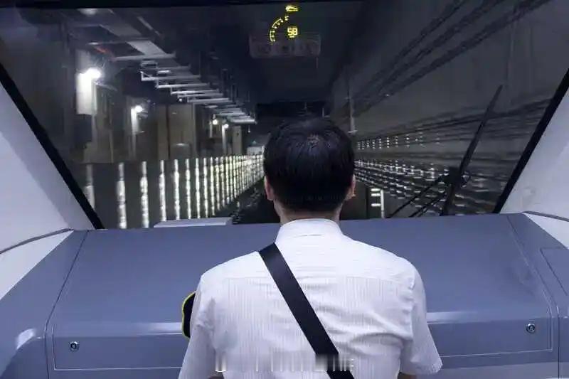 地铁头条【成都地铁13号线驾驶室无门无墙引热议】近日，成都地铁13号线因列车驾驶