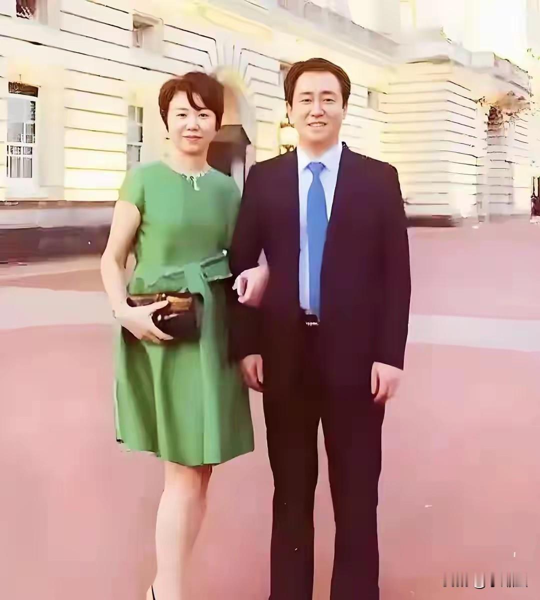 许家印奋斗一生，白了头、白了眉毛。
可能不是财务问题伤他的心。
男人最后一片尊严