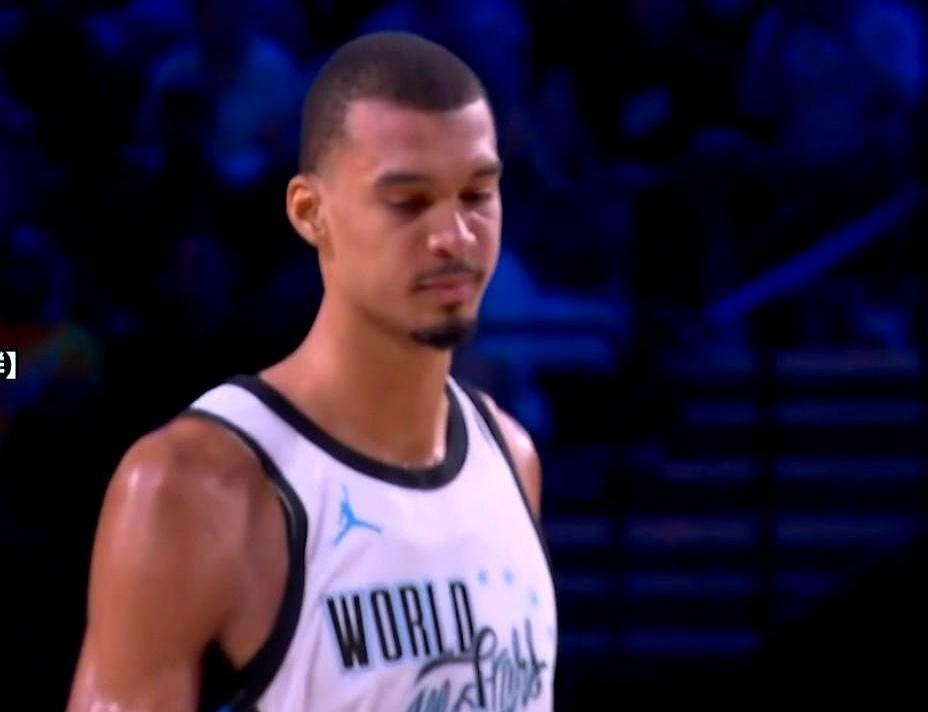 他一个人，把一场表演赛，硬生生打成了季后赛抢七。
 
开场哨响，他先是一个暴扣，