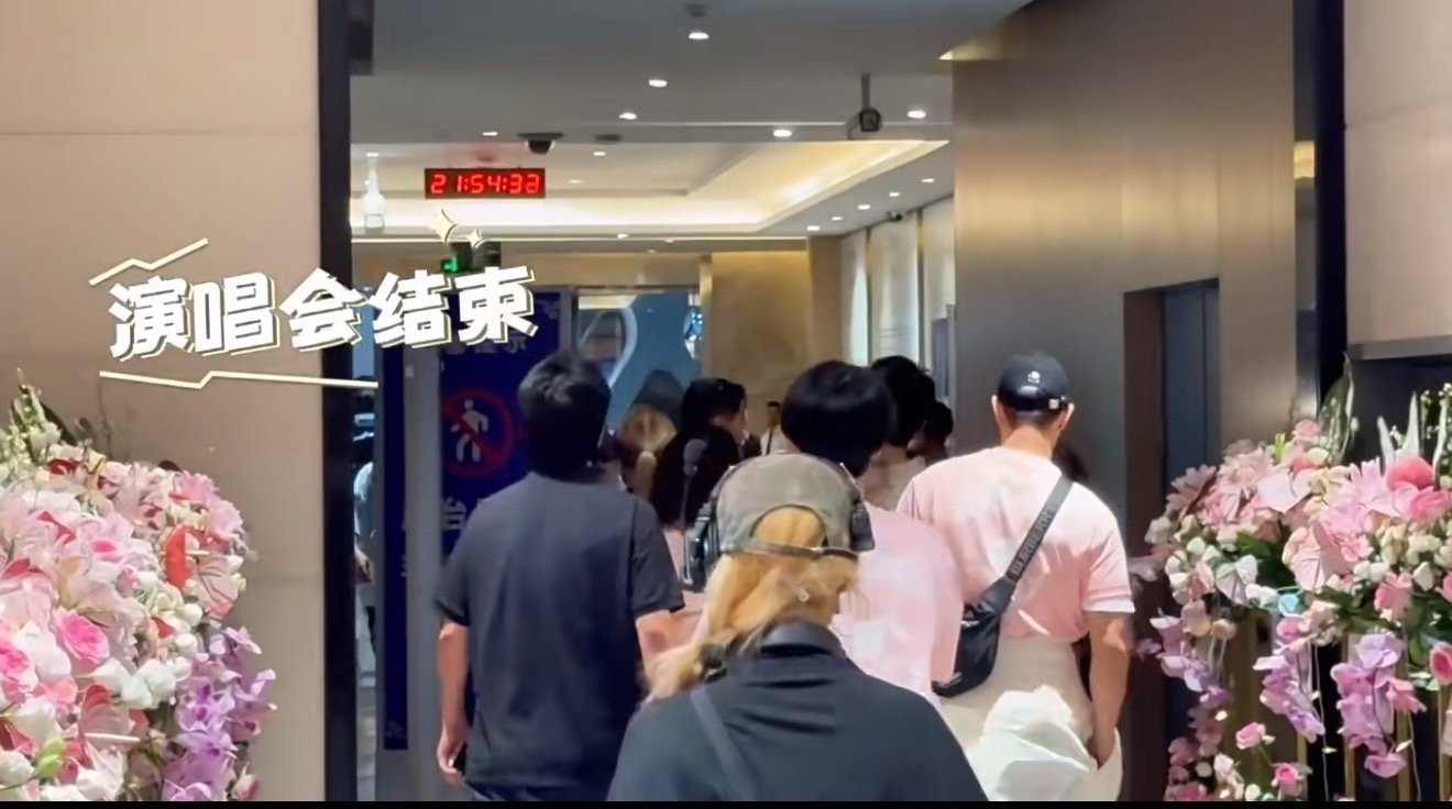演唱会结束十点钟到地方准备加开始拍摄得十一点了吧，拍完十二点休息又要凌晨了上次杂