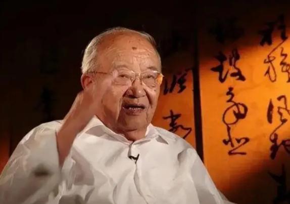 1956年，乔羽为《上甘岭》主题曲写歌词，半个月没写出一个字。出去散心，看见几个