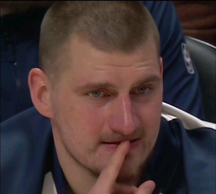 约基奇在场效果还不如瓦兰，攻防两端都在偷懒摸鱼。 